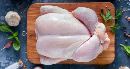 أبو دقر: المزارع يبيع الدجاج بخسارة 30 قرشا للكيلو