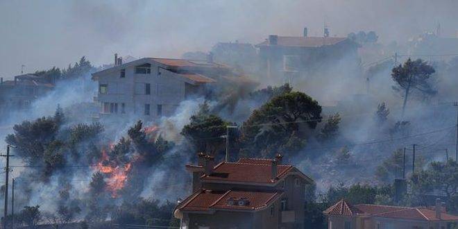 إجلاء مناطق سكنية بجزيرة ليسبوس اليونانية بسبب الحرائق