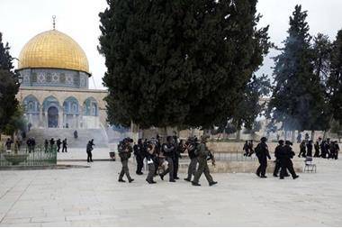 عشرات المستوطنين يقتحمون الأقصى