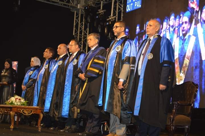 رئيس جامعة الإسكندرية يشهد حفل تخريج طلاب الماجستير المهنى بكلية التجارة _صور
