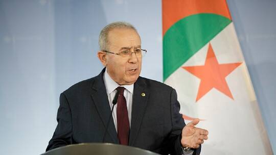 وزير الخارجية الجزائري يصل دمشق حاملا رسالة للأسد من الرئيس تبون (صورة)