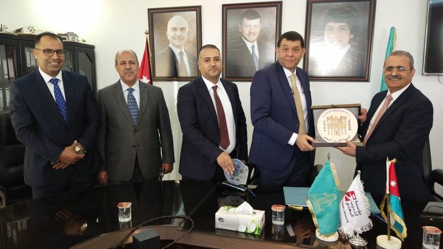 وزير العمل ورئيس جامعة آل البيت يوقعان اتفاقية لإستحداث مشاغل للتدريب المهني