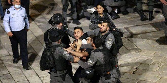 قوات الاحتلال تعتقل فلسطينياً في باب العامود
