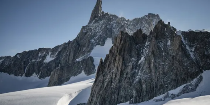 ذوبان نهر جليدي يؤدي إلى نزاع حدودي بين إيطاليا وسويسرا