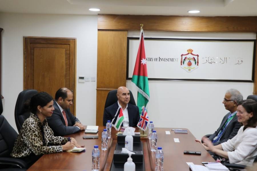 مسؤول اقتصادي بريطاني يزور وزارة الاستثمار