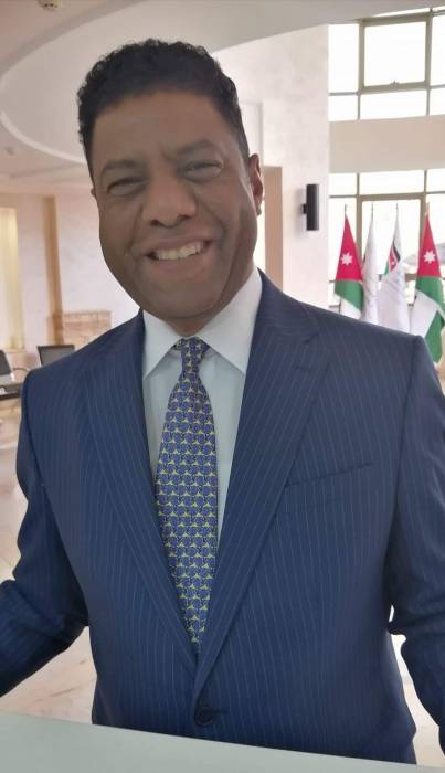 خادم  سيدين  ... يمدحك في العلن ويخونك بصمت