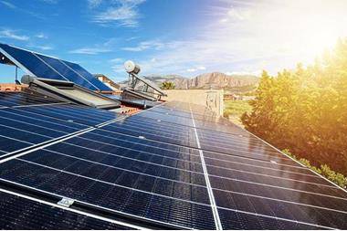 مع التحول الطاقي العالمي.. من يسيطر على نفوذ الشمس والهواء؟