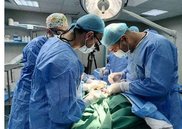 نجاح أول عملية زرع قلب بالعالم بين مريضي إيدز