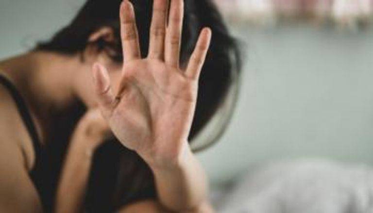 مصري يجبر زوجته على ممارسة الجنس مع شقيقه.. ويصورها عارية