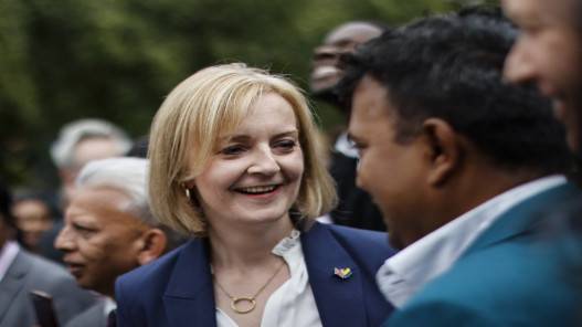 ليز تراس تجاري منافسها على منصب رئاسة الحكومة البريطانية بالتشدد حيال الصين