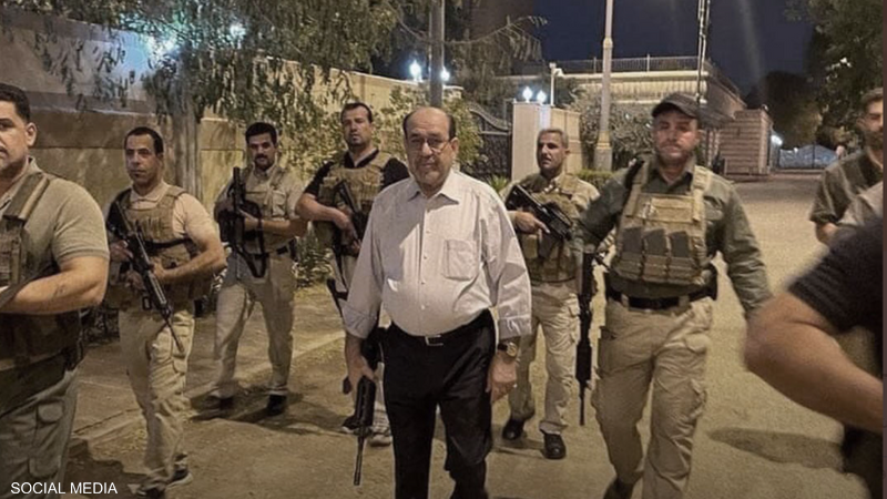 بعد اقتحام المنطقة الخضراء.. المالكي يحمل سلاحا ويخرج للشارع