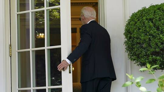 لم ترمش عيناه إلا مرتين في 94 ثانية.. أول ظهور لبايدن بعد إصابته بكورونا يصدم الأمريكيين