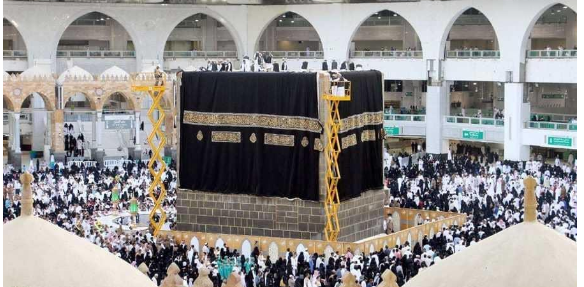 السعودية تستبدل كسوة الكعبة المشرفة