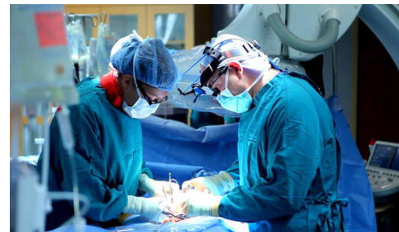 أصابوه بالعمى.. السجن لطبيبين ارتكبا خطأ طبياً بالكويت