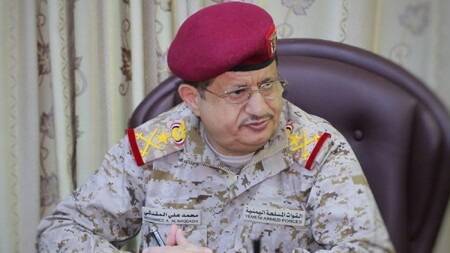 إقالة وزير الدفاع اليمني الفريق الركن محمد علي أحمد المقدشي.