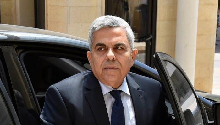 أزمة الخبز في لبنان.. نائب سابق يعتدي على موظفة ويشهر مسدسه