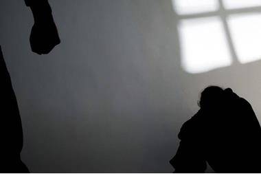 لمدة 17 عاماً .. كشف لغز احتجاز وتقييد رجل لزوجته وأبنائه في البرازيل