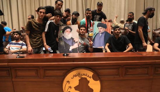 عشرات الاصابات بمظاهرات بغداد وانصار الصدر يقتحمون البرلمان