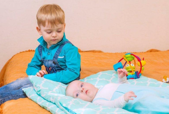 بحكمة.. كيف تتعاملين مع غيرة الطفل من المولود الجديد؟
