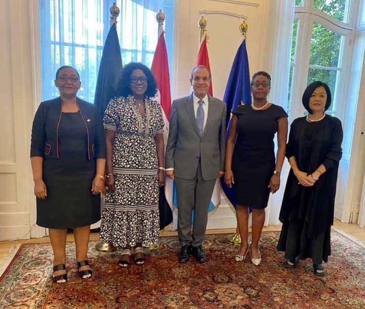 سفير مصر في بروكسل يستعرض استعدادات مصر لرئاسة قمة المناخ COP27 مع وفد من منظمة دول أفريقيا والكاريبي والباسيفيك