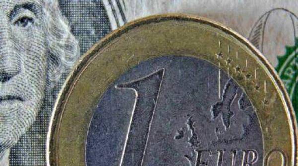 فوربس: المركزي الروسي يستعد لمنع تداول الدولار واليورو في بورصة موسكو