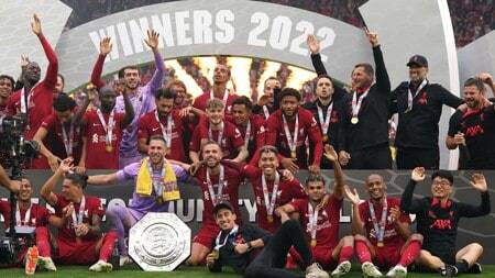 محمد صلاح يبتعد عن احتفالات لاعبي ليفربول بالخمر (فيديو)