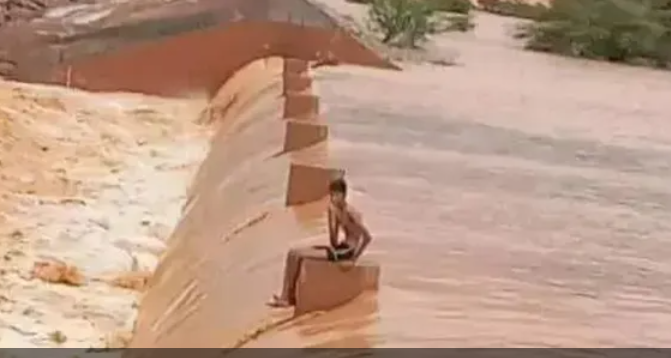 شبّو.. نهاية سعيدة لطفل موريتاني حاصرته السيول يوما كاملا