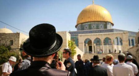 عشرات المستوطنين المتطرفين يقتحمون باحات الاقصى