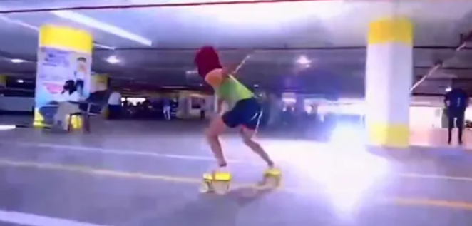 طفلة تدخل غينيس بالتزلج تحت 20 سيارة