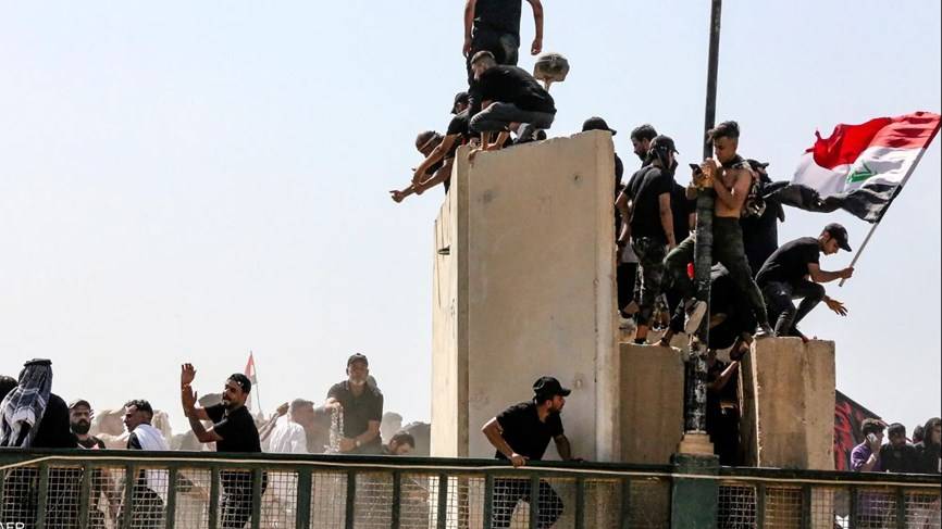 القوات الأمنية العراقية تمنع المتظاهرين التابعين للإطار التنسيقي من اقتحام إحدى بوابات المنطقة الخضراء في بغداد