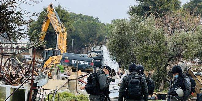 الاحتلال يجبر عائلة فلسطينية على هدم منزلها في القدس المحتلة