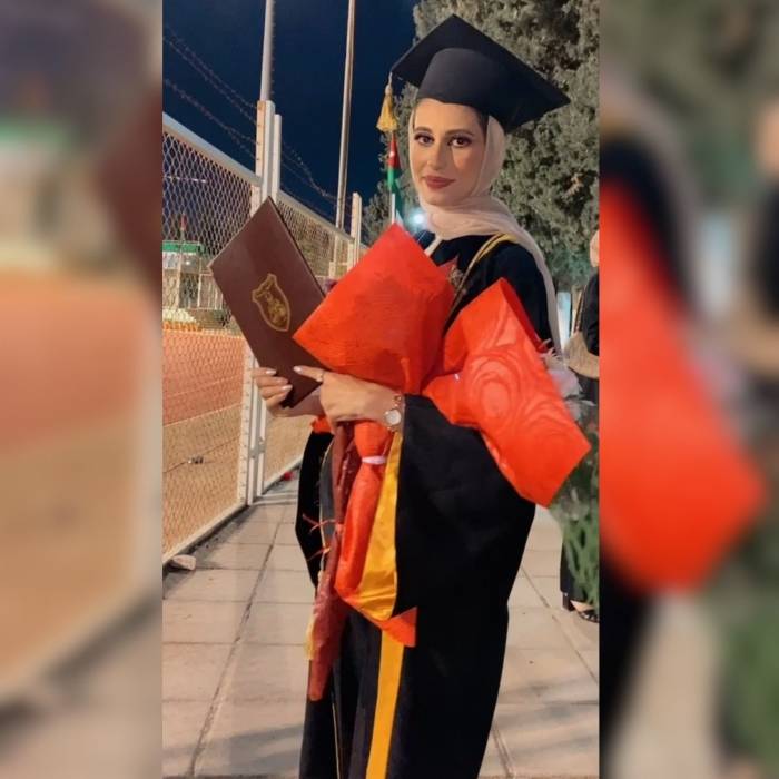 الدكتور سامر العزة يهنئ الدكتور اياد الخصاونة بتخرج ابنته رهف