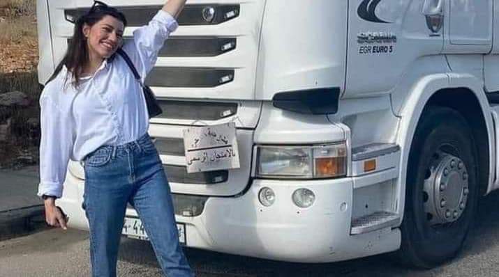 الشابة هديل بطراوي .. أول فلسطينية تحصل على رخصة قيادة تريلا