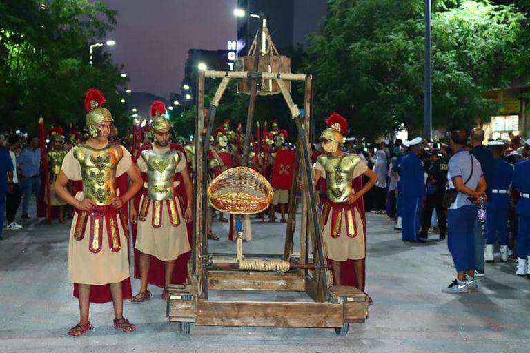 خطأ تقني يعرقل افتتاح مهرجان تيمقاد بالجزائر ويطيح برئيسه