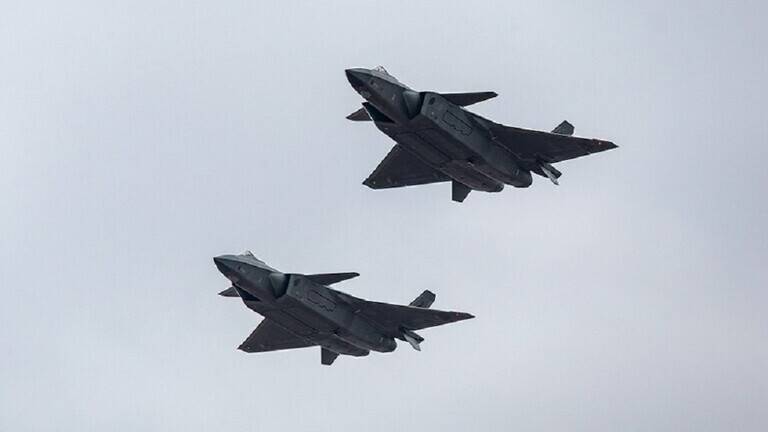 طائرات حربية صينية تحلق فوق مضيق تايوان قبل زيارة بيلوسي المرتقبة