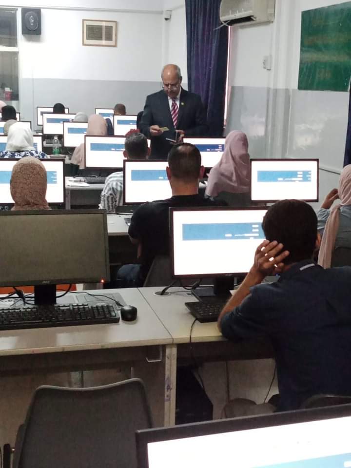 المحاسنة يتفقد الامتحان الوطني المكافىء للغة الإنجليزية لطلبة الدراسات العليا في جامعة ال البيت