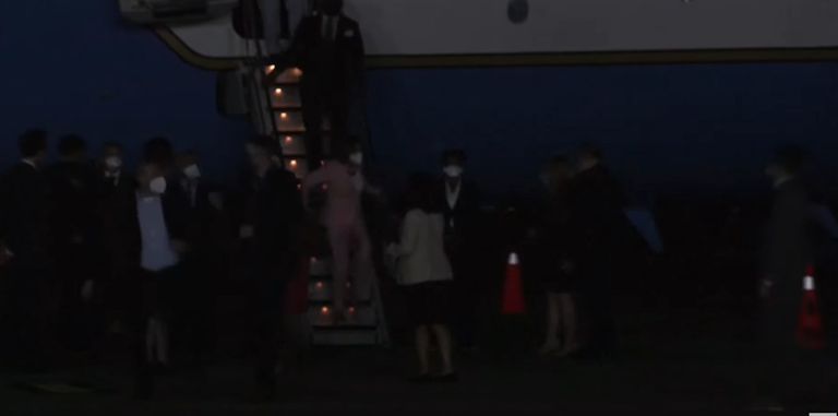 حطت طائرة رئيسة مجلس النواب الأمريكي نناسي بيلوسي في مطار تايوان _صور