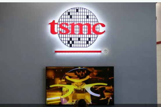 أشباه الموصلات التايوانية.. تحت مقصلة زيارة بيلوسي