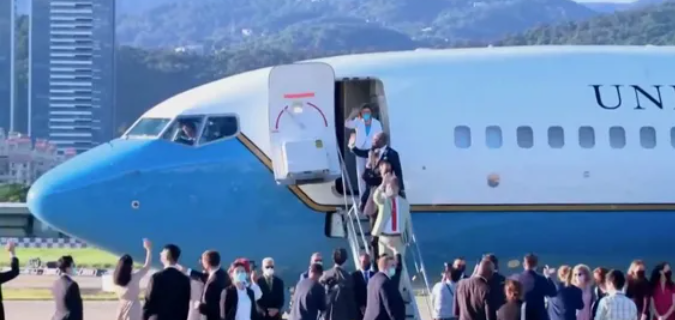 بيلوسي تغادر تايوان في ختام زيارة أثارت غضب الصين