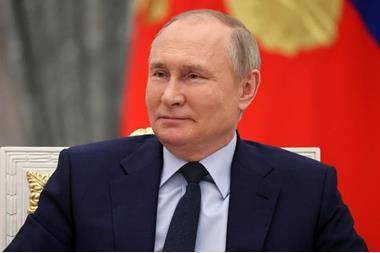 بوتين يمنح العقيد أولغا كاتشورا لقب بطلة روسيا  صورة