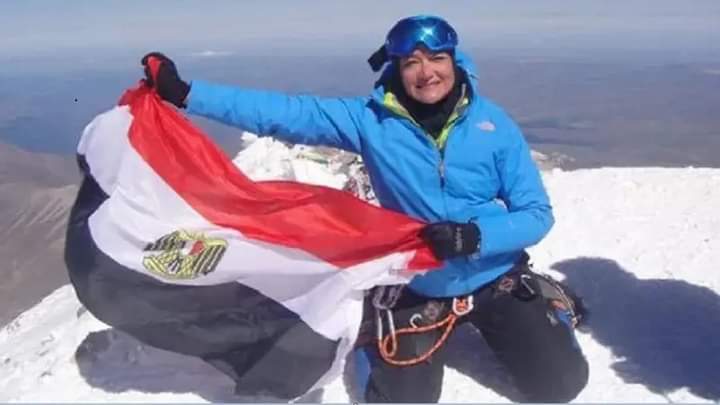 أول مصرية تسلقت جبل إفرست وعثرت فيه على قتيلين