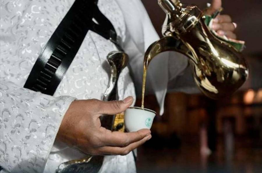 ما سبب هز فنجان القهوة عند العرب؟
