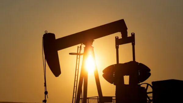 أسعار النفط تعمق خسائرها وسط مخاوف مرتبطة بالمعروض