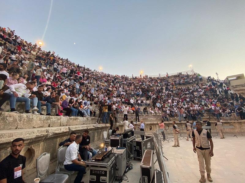 حالة إغماء في حفل تامر حسني بسبب الاكتظاظ في جرش