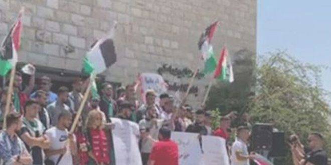 وقفة للطلاب الفلسطينيين في رام الله تنديداً بالعدوان على غزة