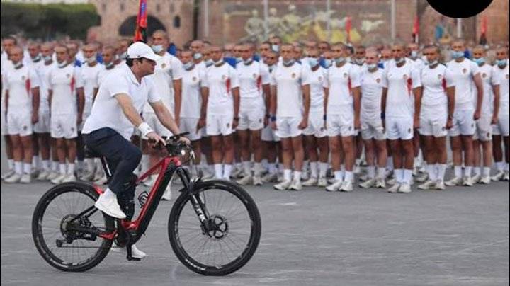 السيسي يتفقد الكلية الحربية