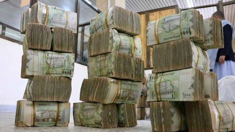 بعد وصول الدولار إلى 1190 ريالا.. المركزي اليمني يتدخل لإنقاذ العملة