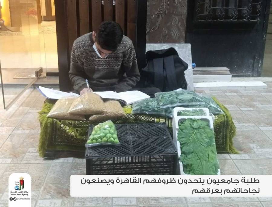 طلبة جامعيون يتحدون ظروفهم القاهرة ويصنعون نجاحاتهم بعرقهم