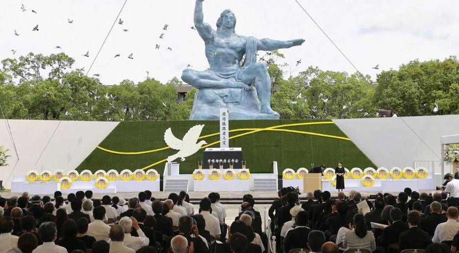 الحمام يحلق في حديقة السلام بالذكرى 77 للقصف الذري على ناغازاكي