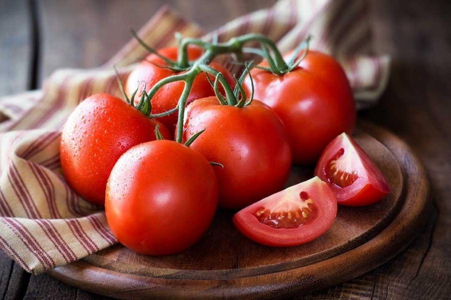 ماذا يحدث لجسمك عند تناول الطماطم يومياً؟